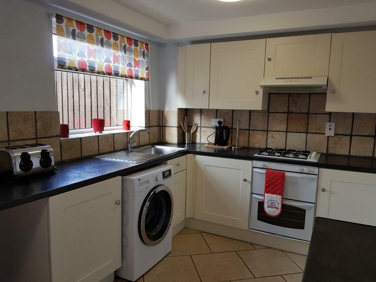 Penllech House - Huku Kwetu Notts - 3 Bedroom Spacious Lovely And Cosy With A Free Parking- Affordable And Suitable To Group Business Travellers ノッティンガム エクステリア 写真